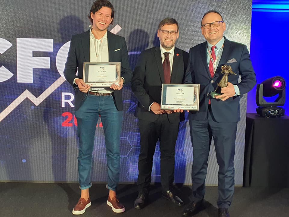 Laureaci ubiegłorocznej edycji: Piotr Pirogowski oraz Jakub Djabou z Bartoszem Radziszewskim, przewodniczącym jury Konkursu CFO Roku